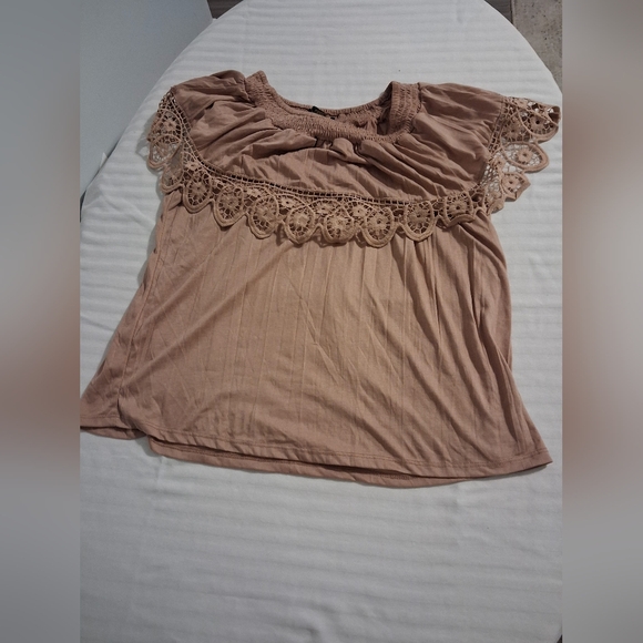 Tan Lace Trim Women's Top Size Med - Picture 9 of 11